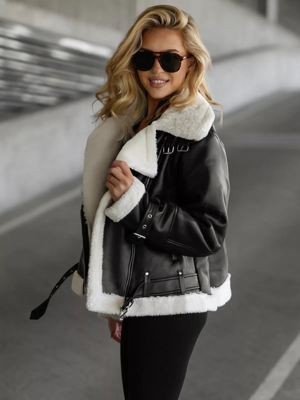 Sieviešu melna ādas jaka ar baltu kažokādu Elen