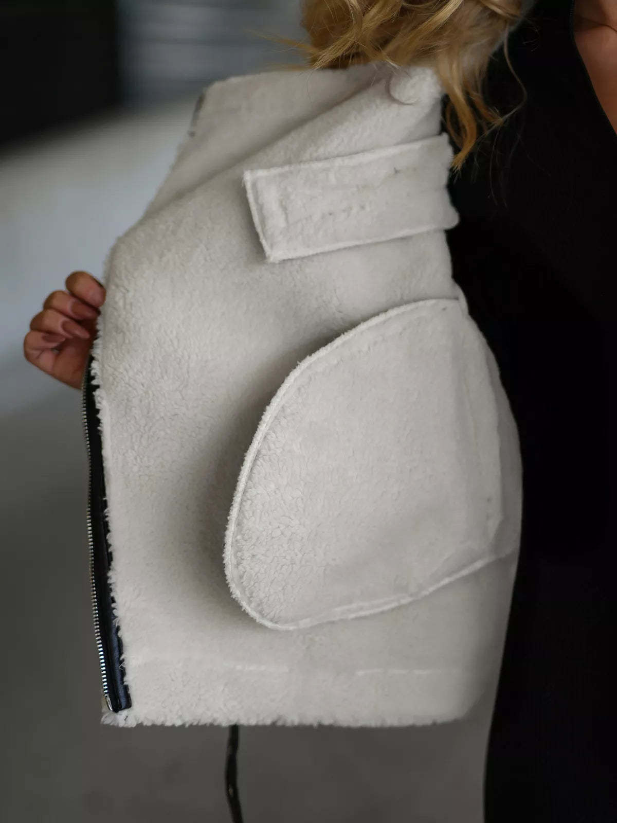 Sieviešu melna ādas jaka ar baltu kažokādu Elen