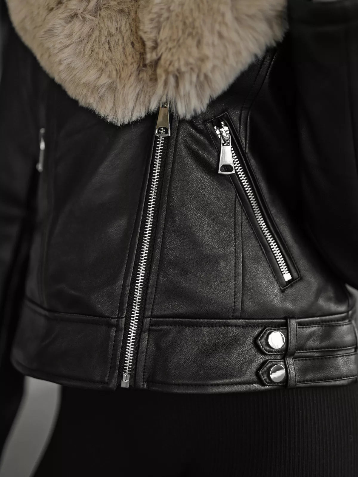 Sieviešu melna ādas jaka ar brūnu kažokādu Laser