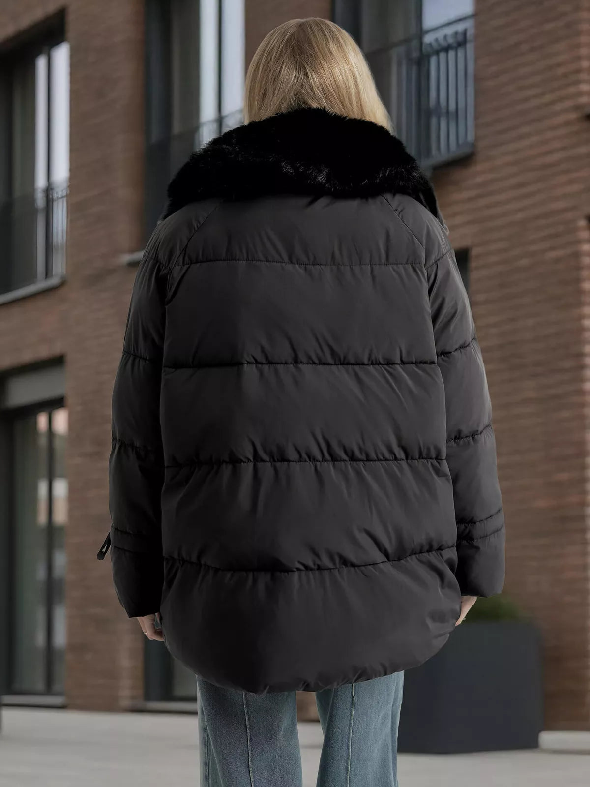 Sieviešu melna jaka ar kažokādu Sora