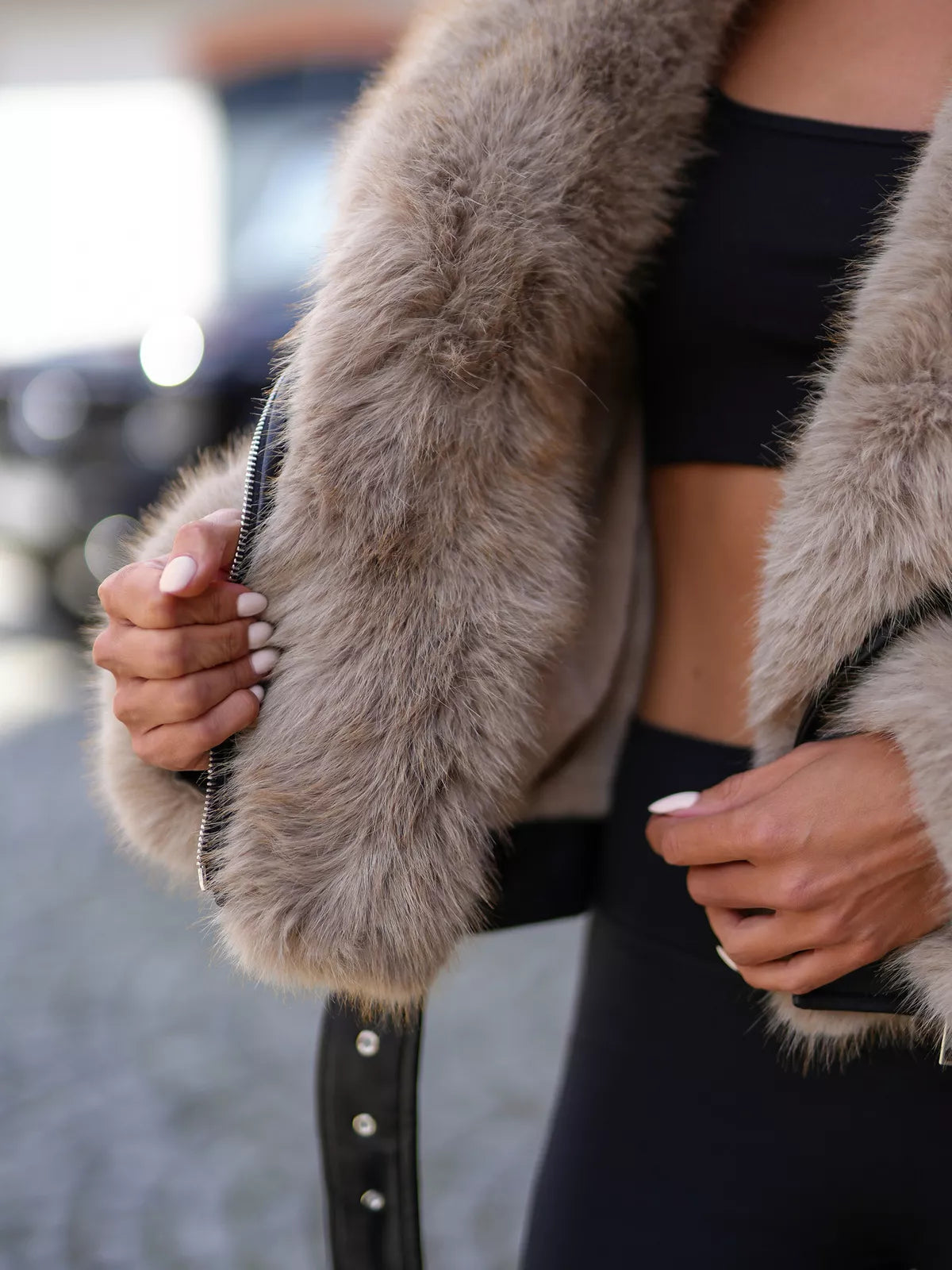 Sieviešu melna jaka ar brūnu kažokādu Real