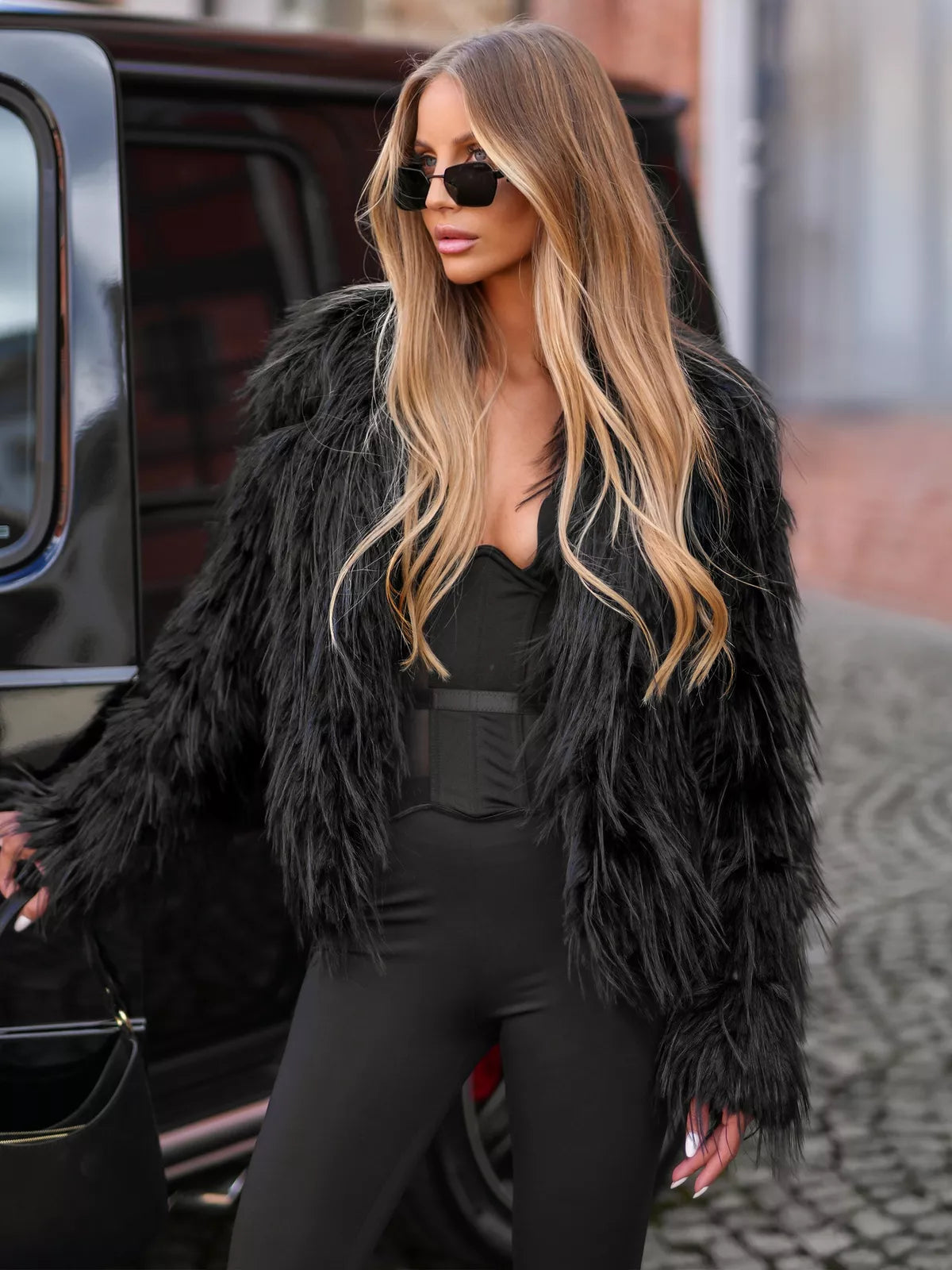 Sieviešu melna ziemas kažokādas jaka