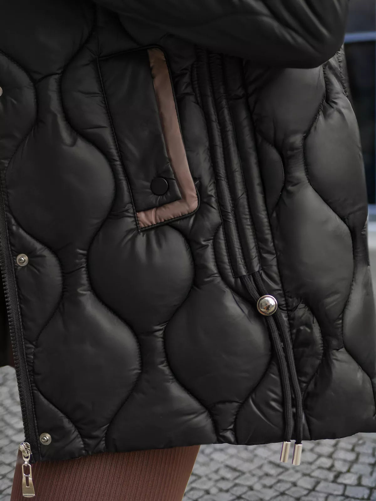 Sieviešu melna jaka ar melnu kažokādu Mona