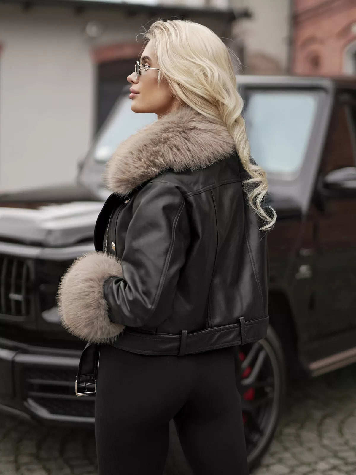 Sieviešu melna ādas jaka ar brūnu kažokādu Elis