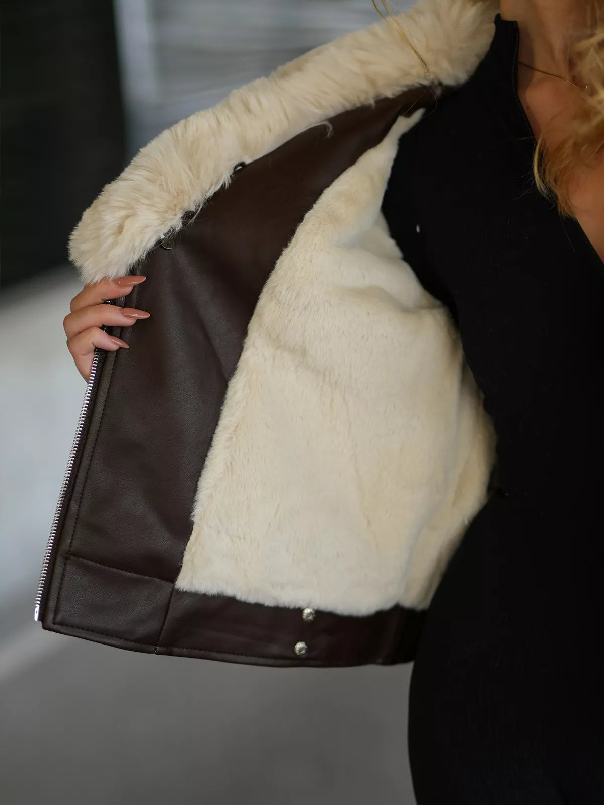 Sieviešu brūna ādas jaka ar kažokādu Laser