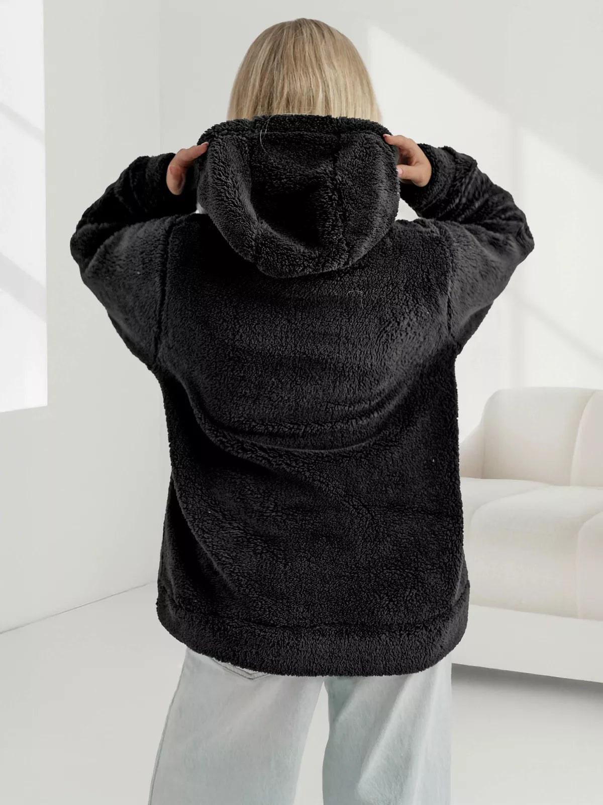 Sieviešu melns kapučjakas džemperis Nara