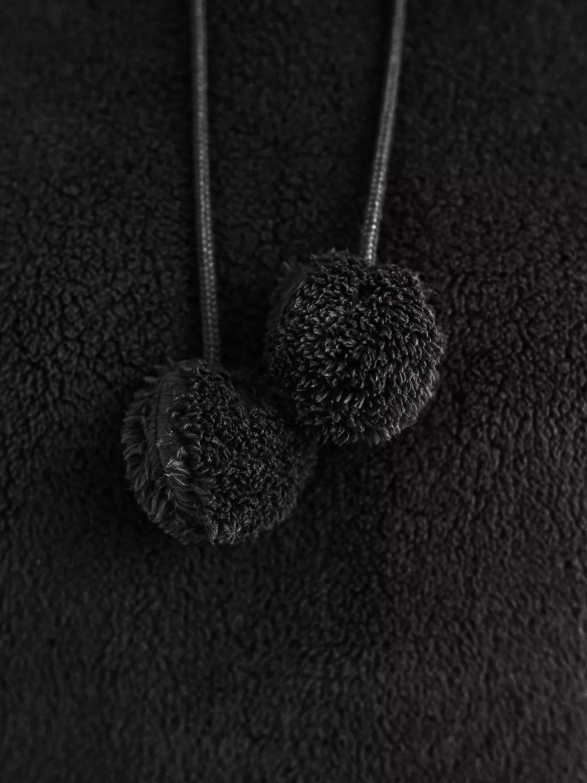 Sieviešu melns kapučjakas džemperis Nara