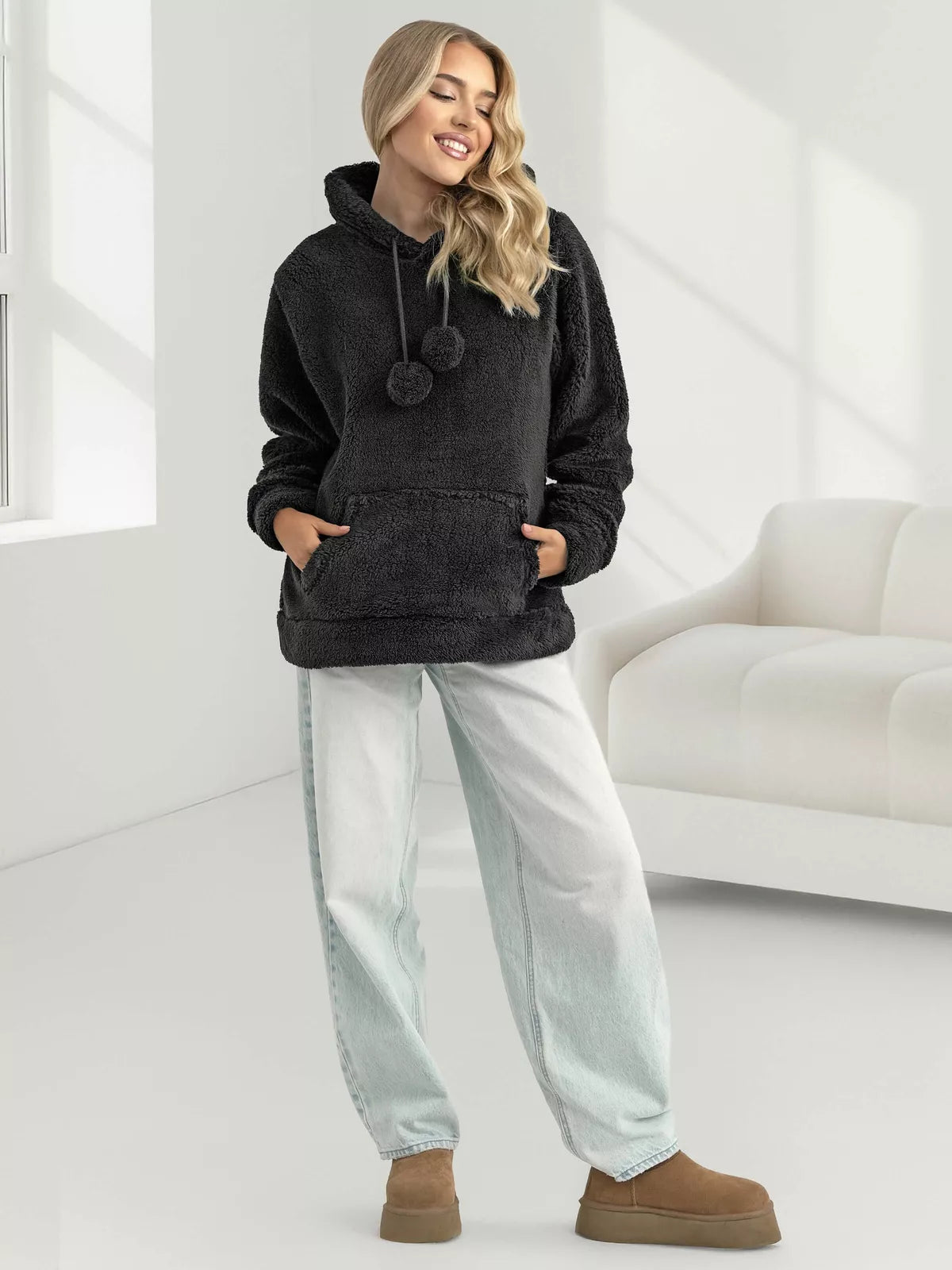 Sieviešu melns kapučjakas džemperis Nara