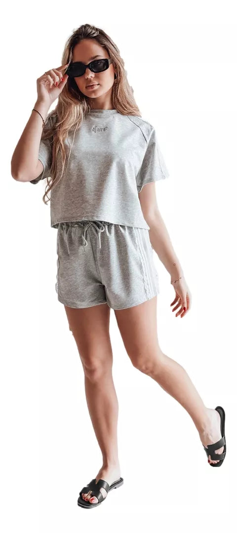 Sieviešu pelēks sporta komplekts.
