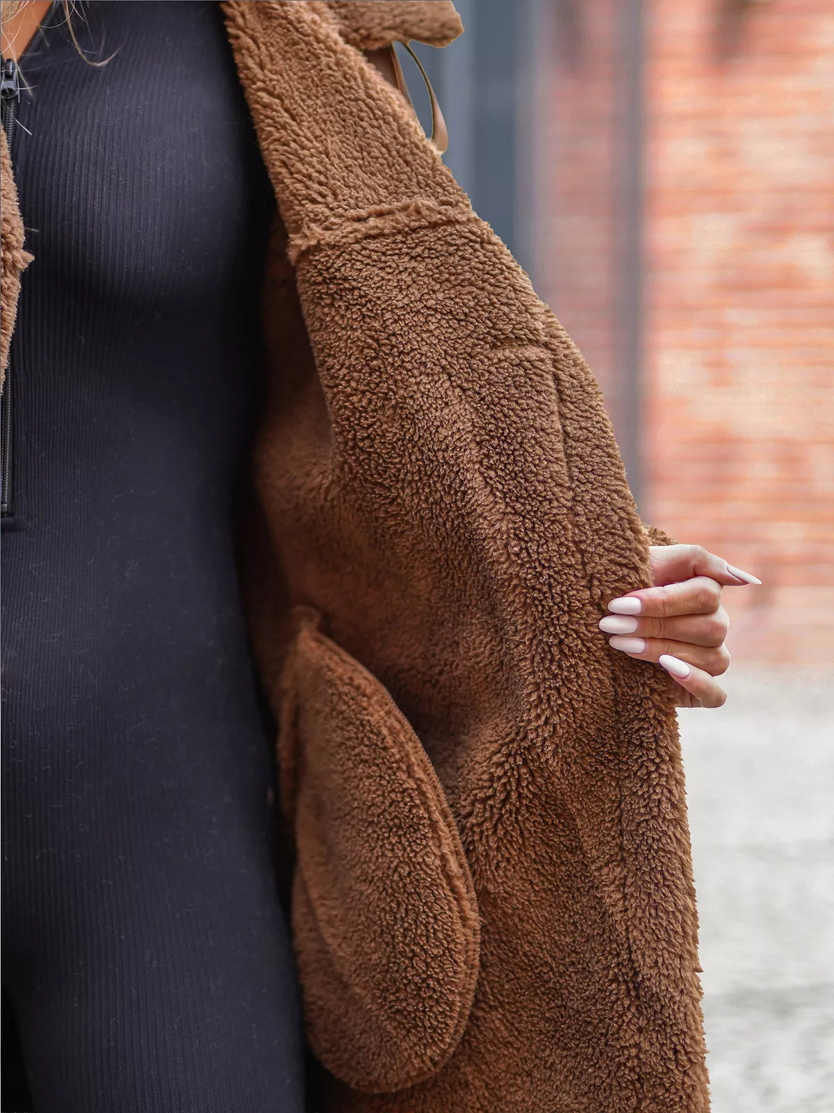 Sieviešu brūns garš ādas mētelis ar mākslīgo kažokādu Emil