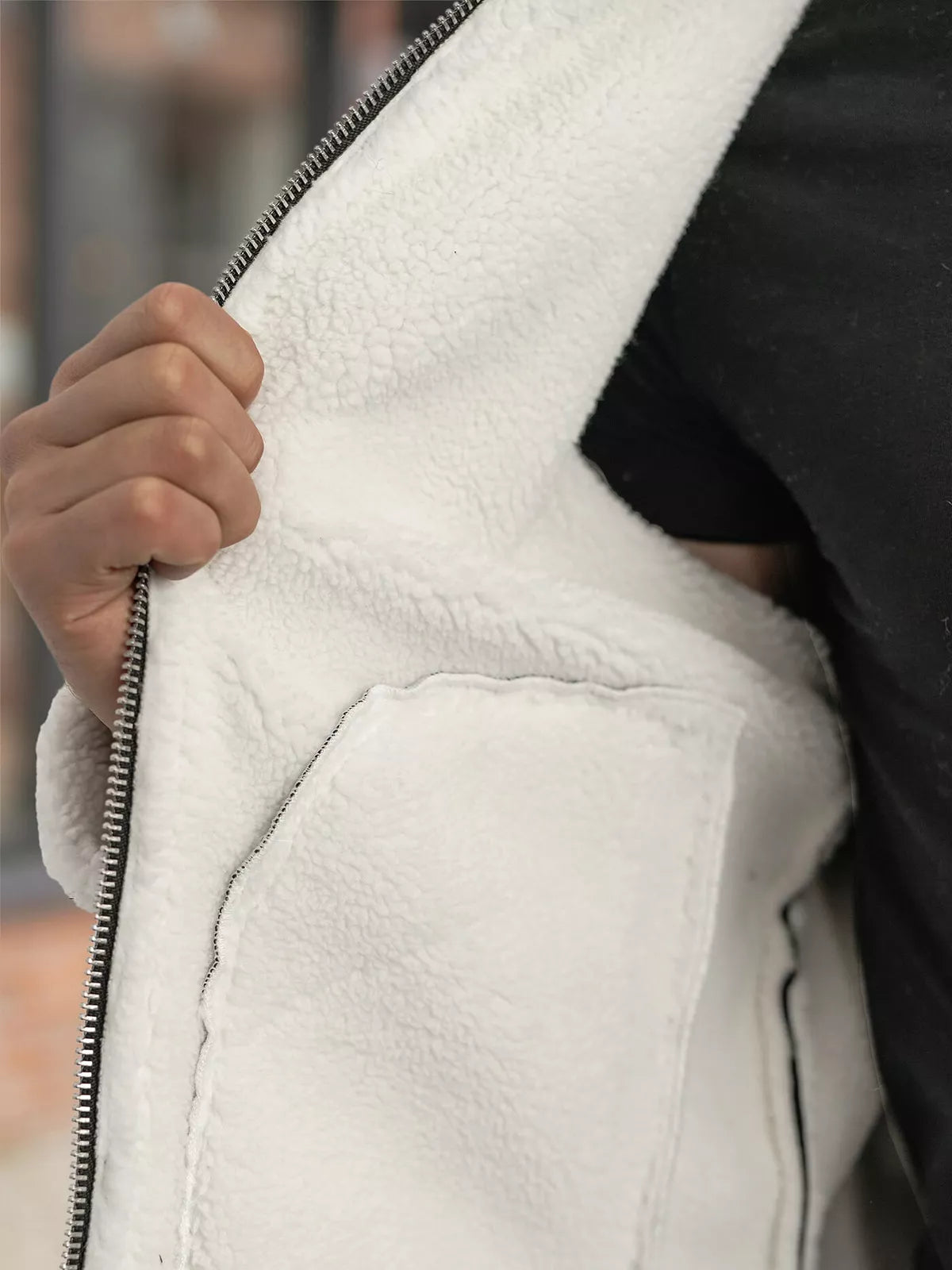 Vīriešu melna ādas jaka ar baltu kažokādu Capri