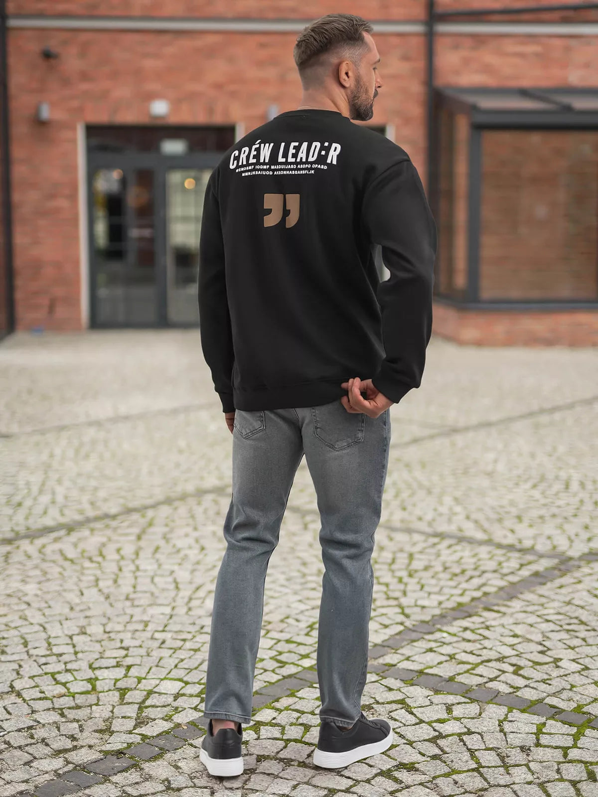 Vīriešu melns sporta krekls ar apaļu kakla izgriezumu