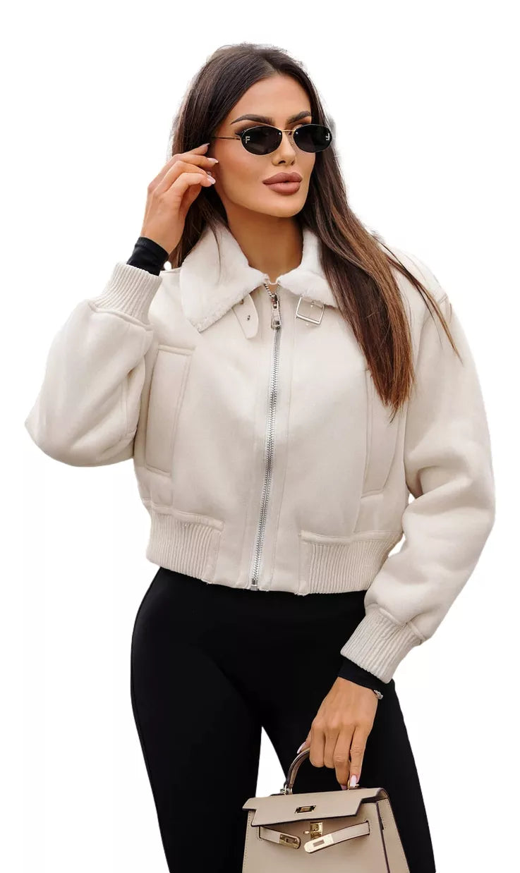 Balta jaka ar baltu kažokādu Rediģēt