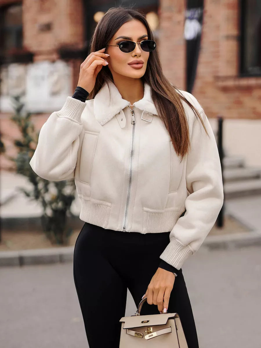 Balta jaka ar baltu kažokādu Rediģēt