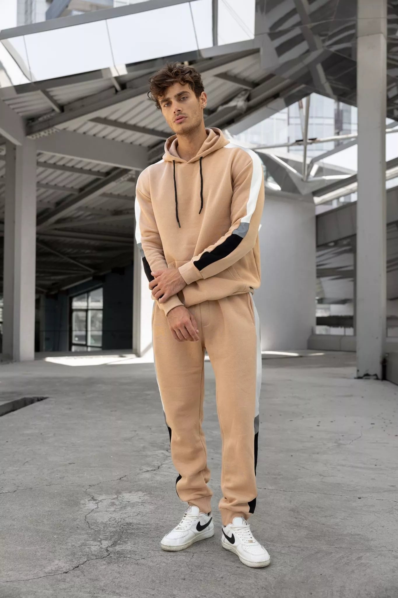 Bēšs vīriešu uzvalks ar baltu svītru Core