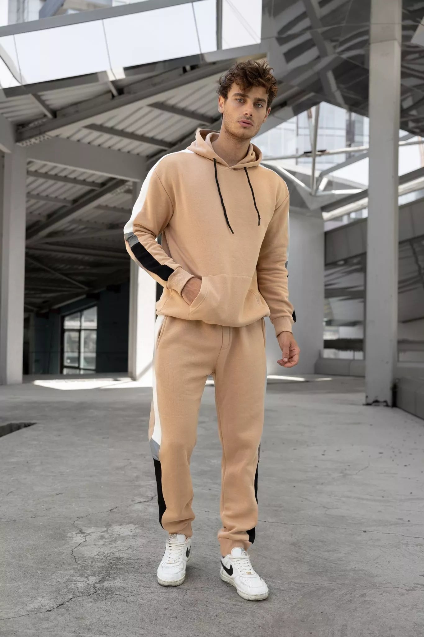 Bēšs vīriešu uzvalks ar baltu svītru Core