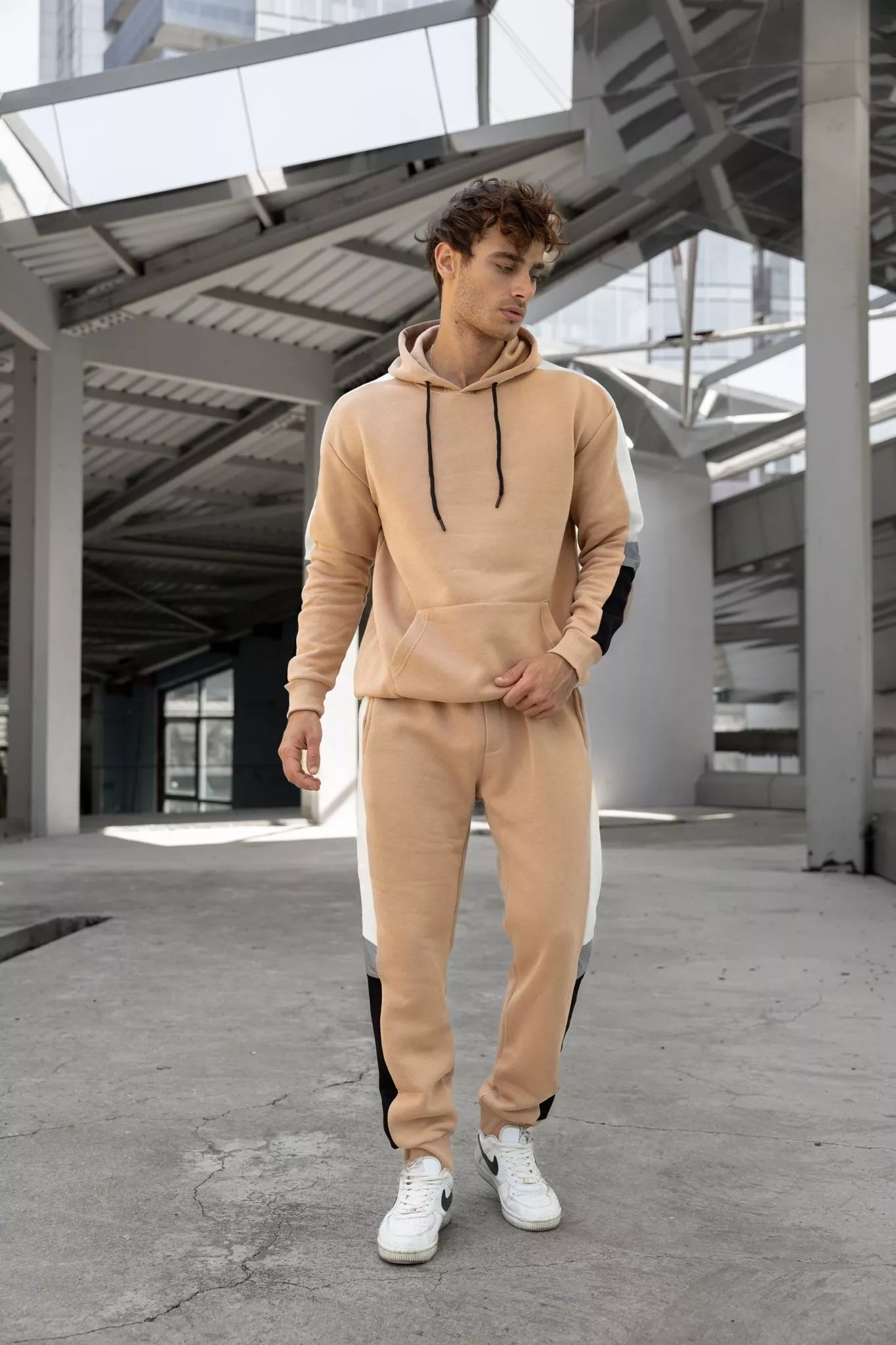 Bēšs vīriešu uzvalks ar baltu svītru Core