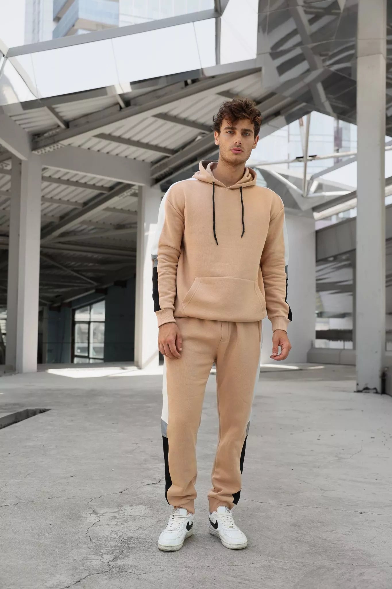 Bēšs vīriešu uzvalks ar baltu svītru Core