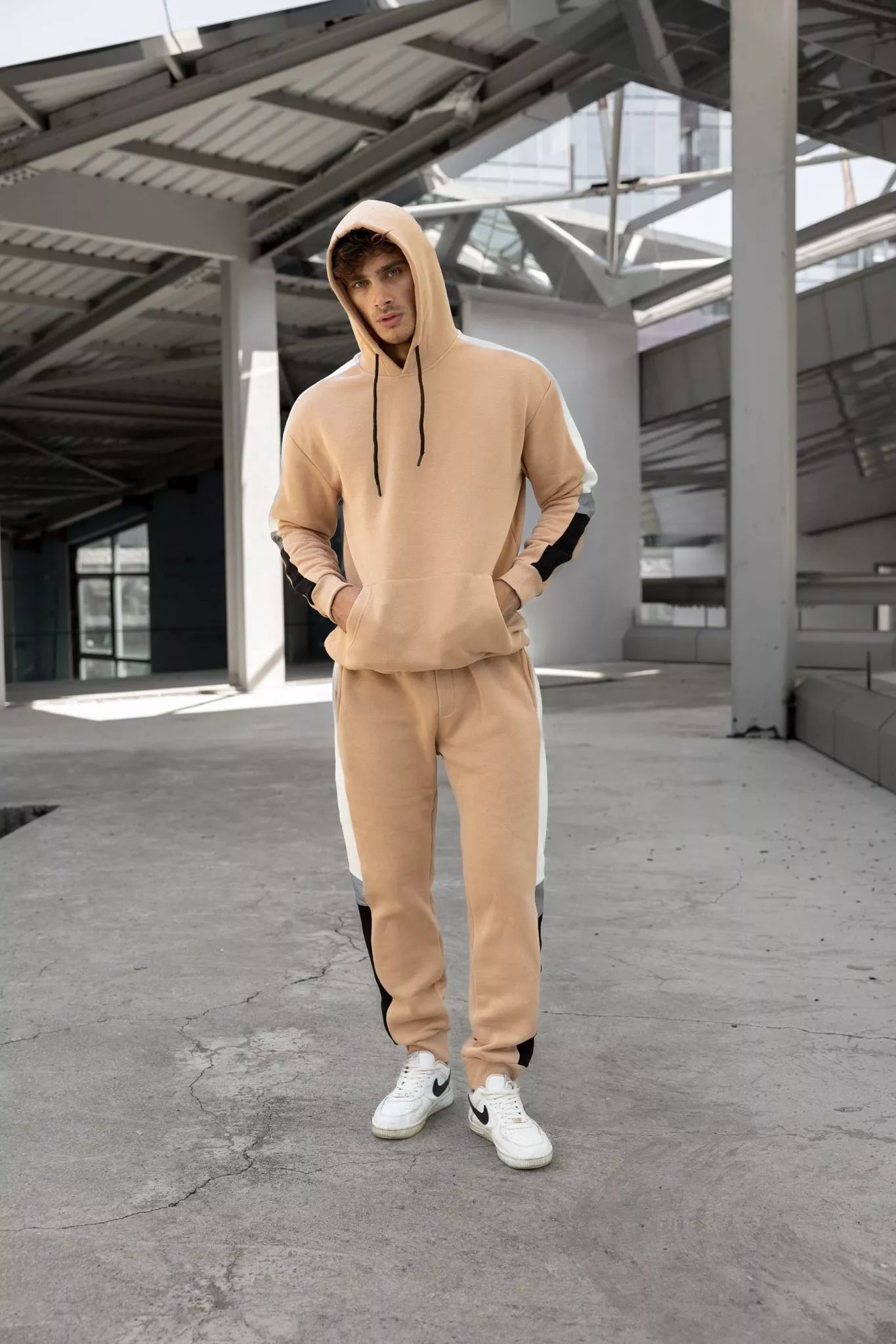 Bēšs vīriešu uzvalks ar baltu svītru Core