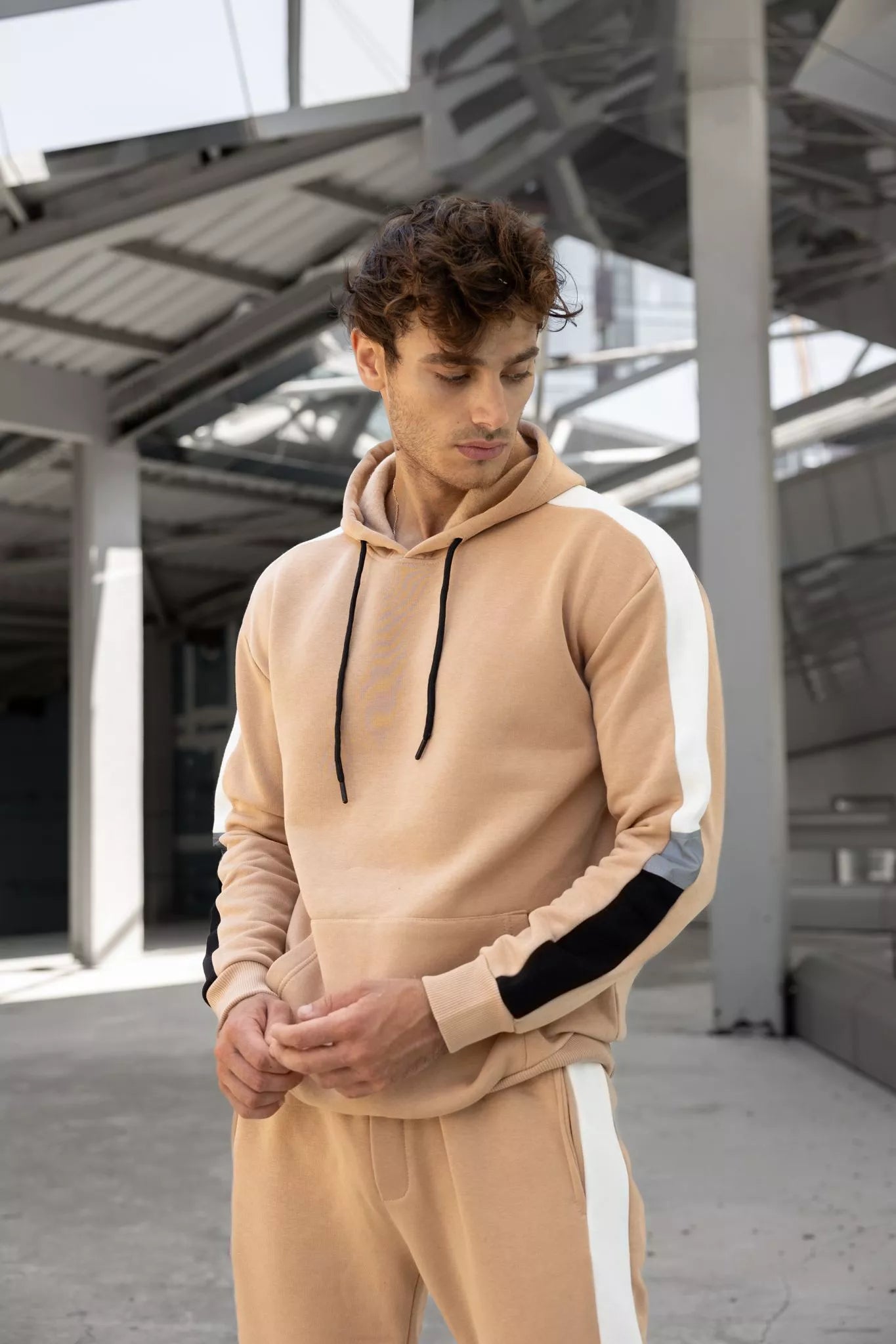 Bēšs vīriešu uzvalks ar baltu svītru Core