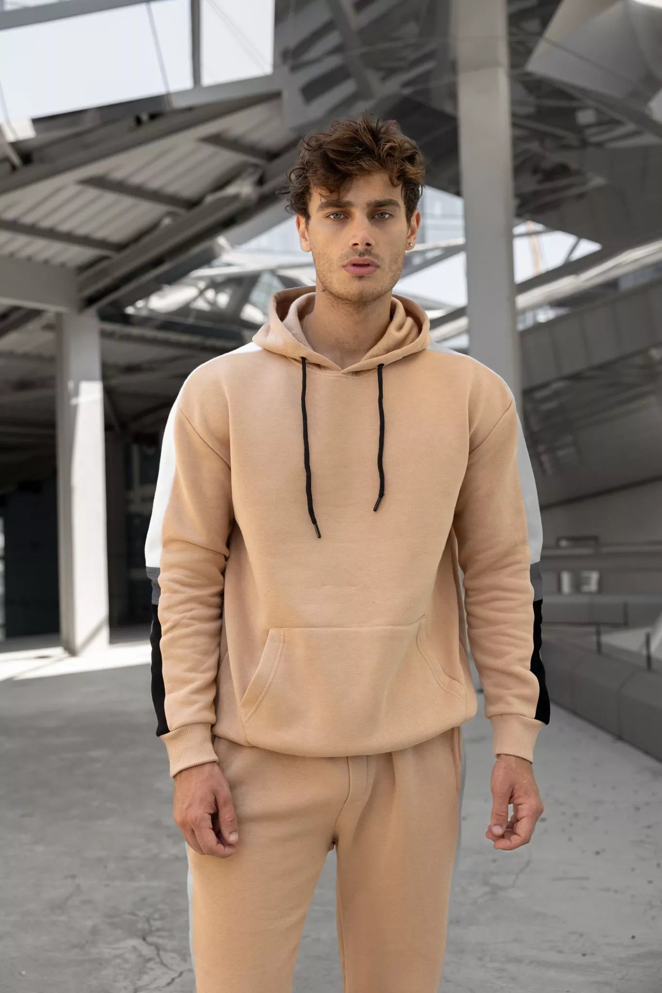 Bēšs vīriešu uzvalks ar baltu svītru Core