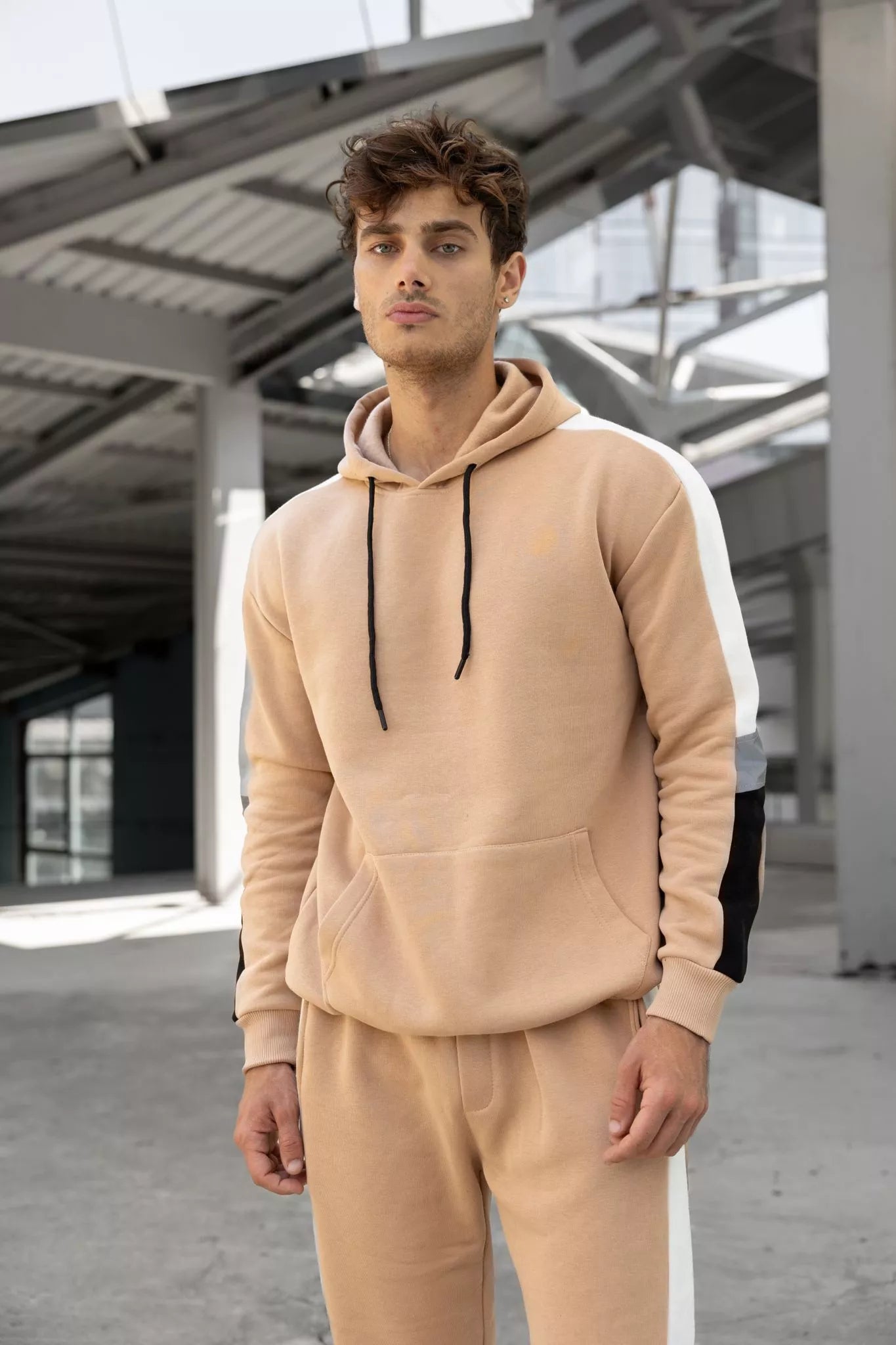 Bēšs vīriešu uzvalks ar baltu svītru Core