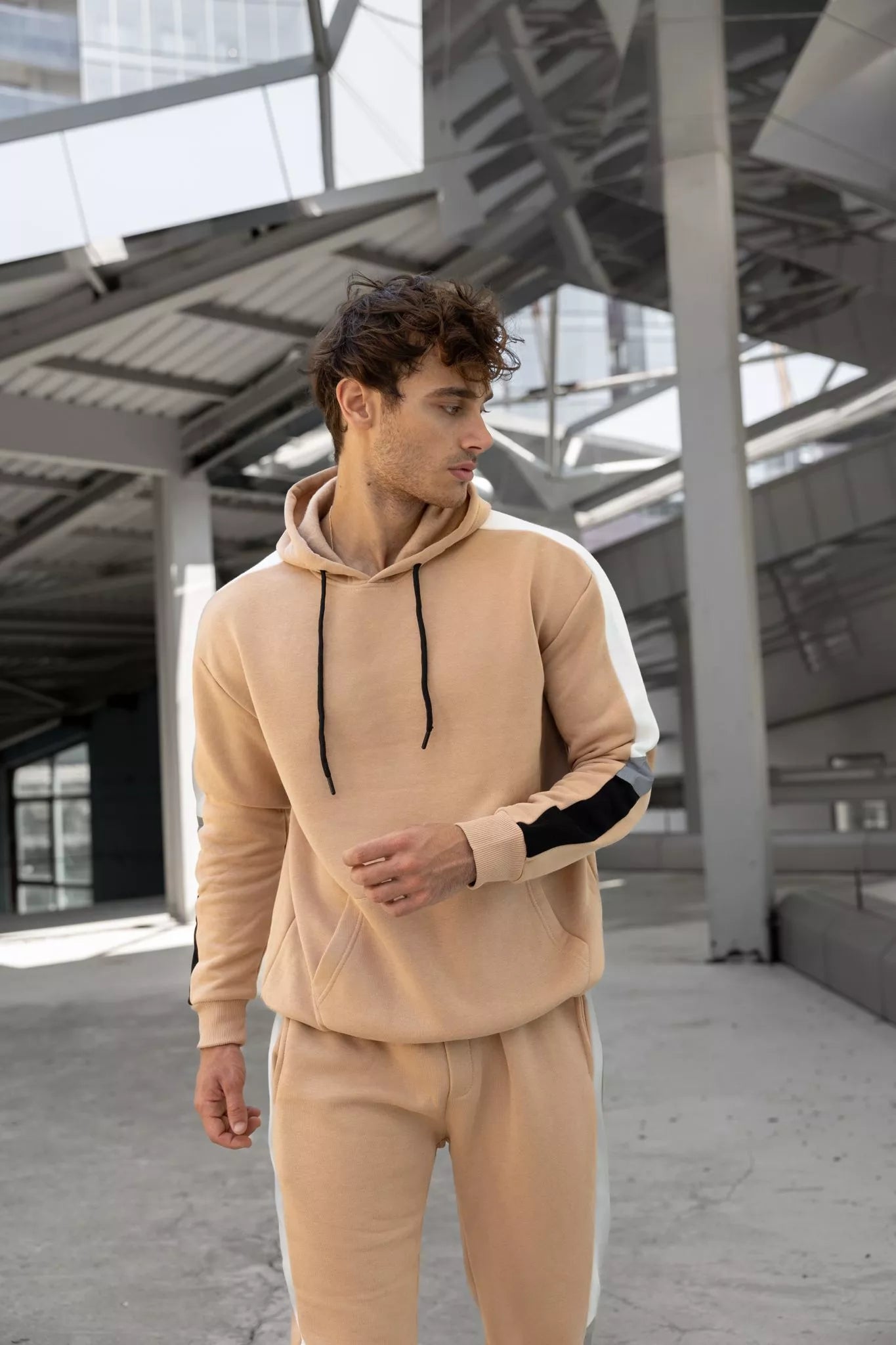 Bēšs vīriešu uzvalks ar baltu svītru Core