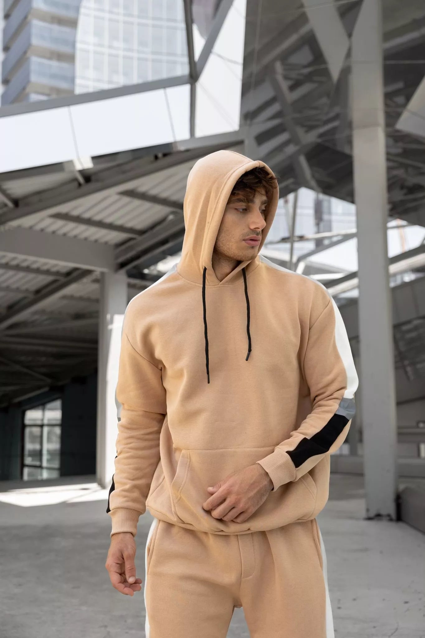 Bēšs vīriešu uzvalks ar baltu svītru Core