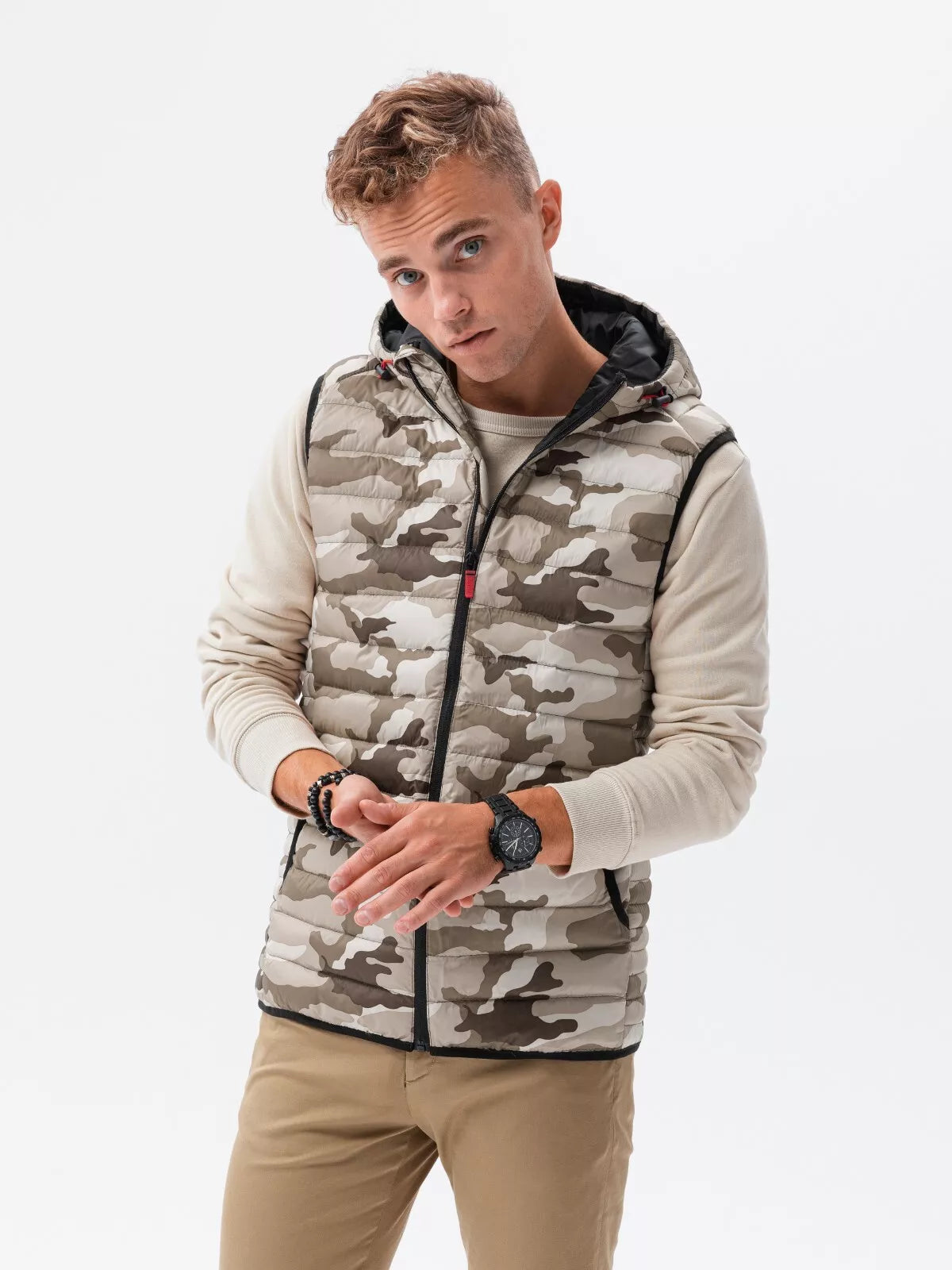 Brūna kapuces veste Kener