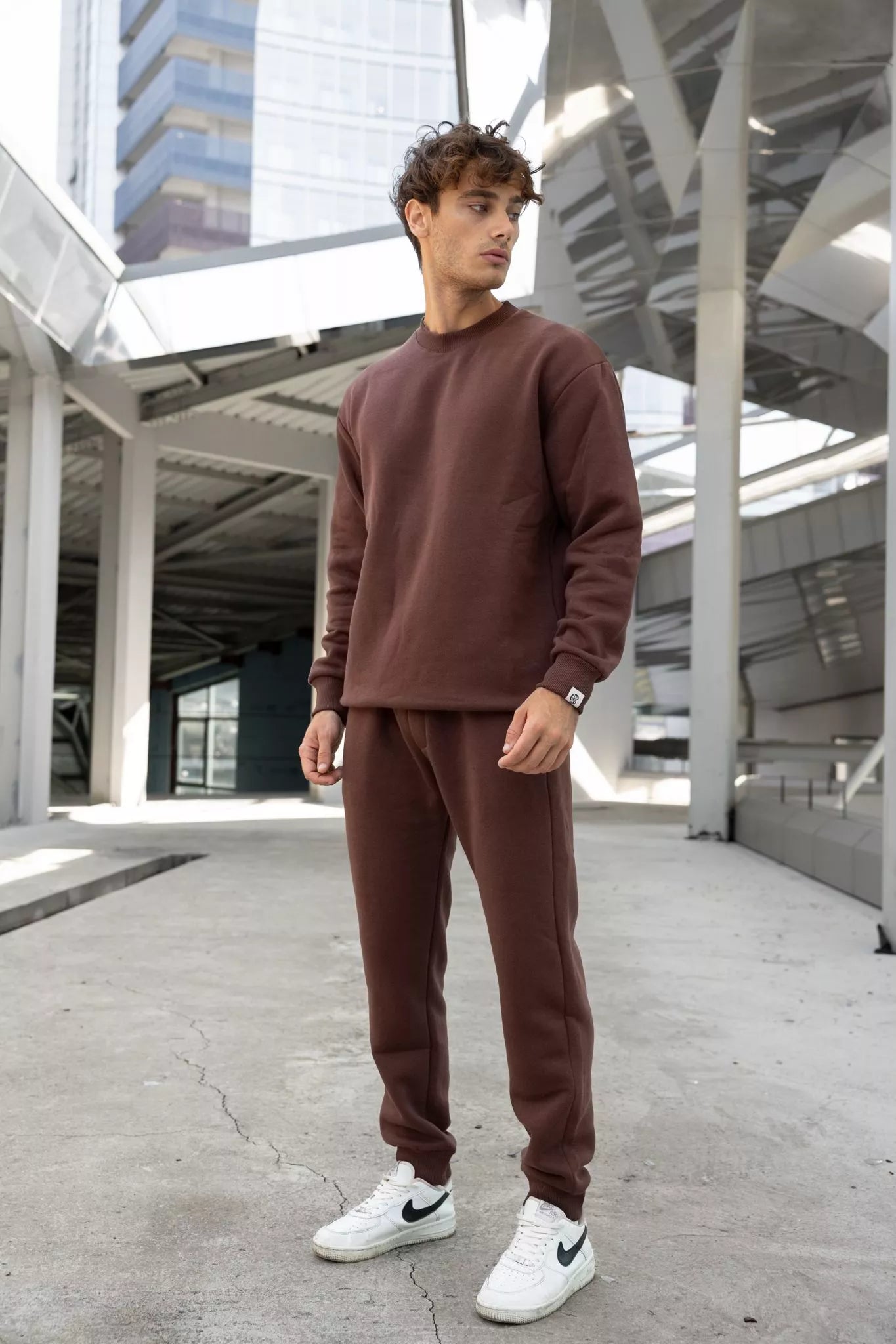 Brūns vīriešu uzvalks Lipo