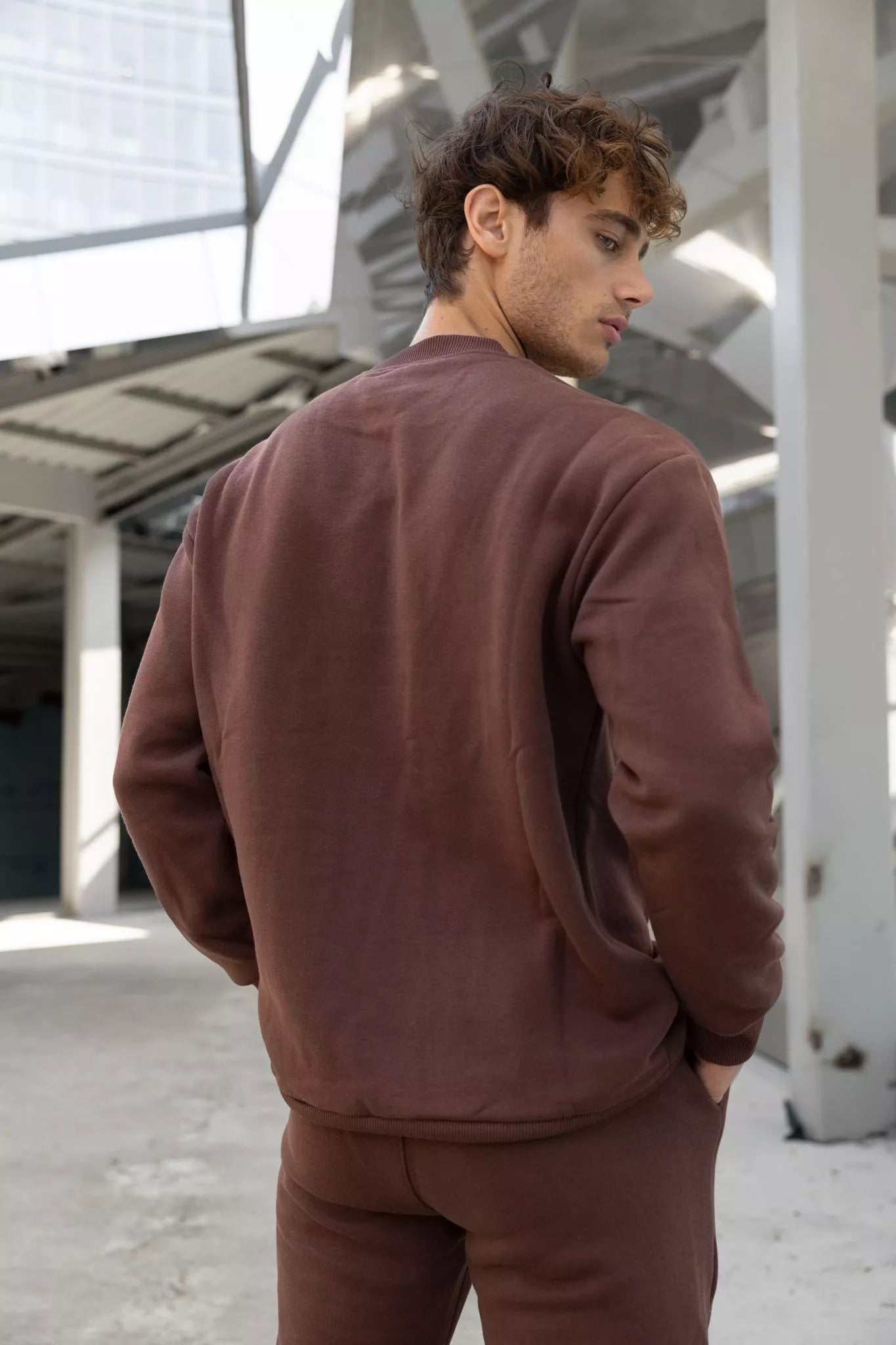 Brūns vīriešu uzvalks Lipo