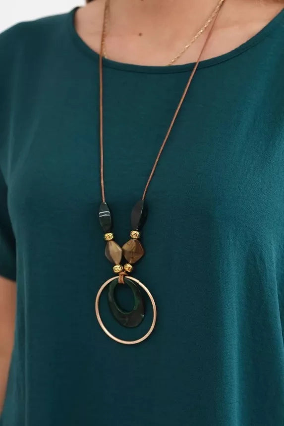 Tumši zaļa kleita ar kabatām un kulonu Deli 