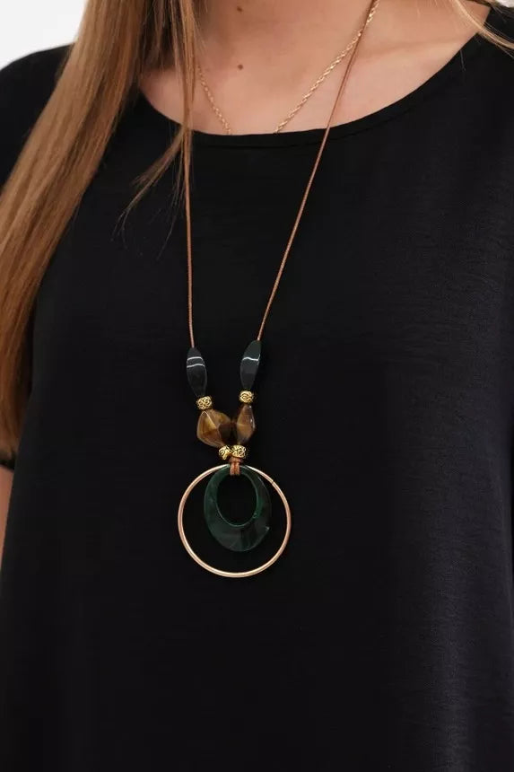 Melna kleita ar kabatām un kulonu Deli 