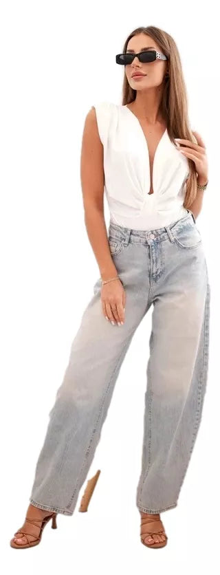 Sieviešu balta blūze ar dziļu kakla izgriezumu Ana 