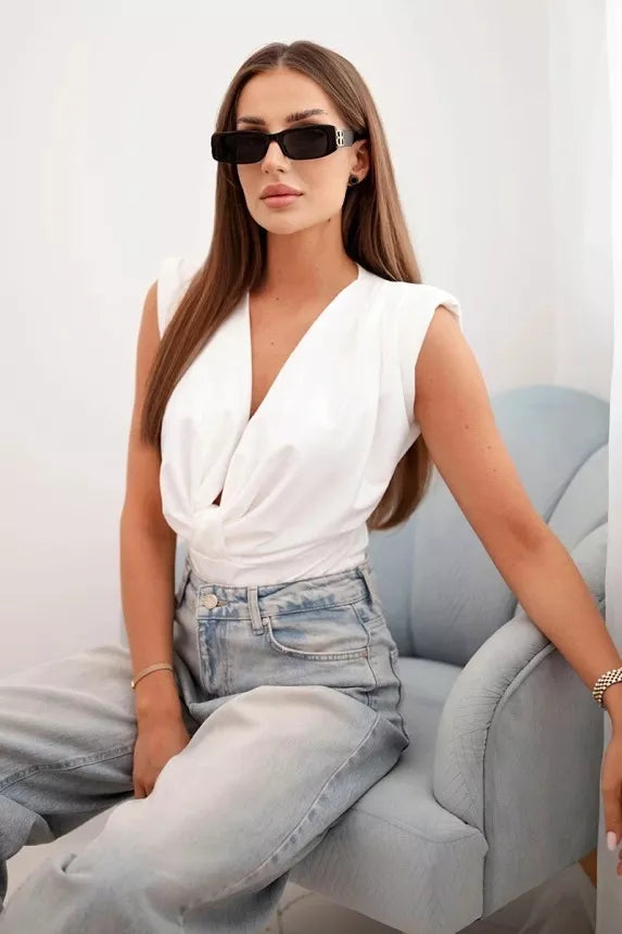 Sieviešu balta blūze ar dziļu kakla izgriezumu Ana 