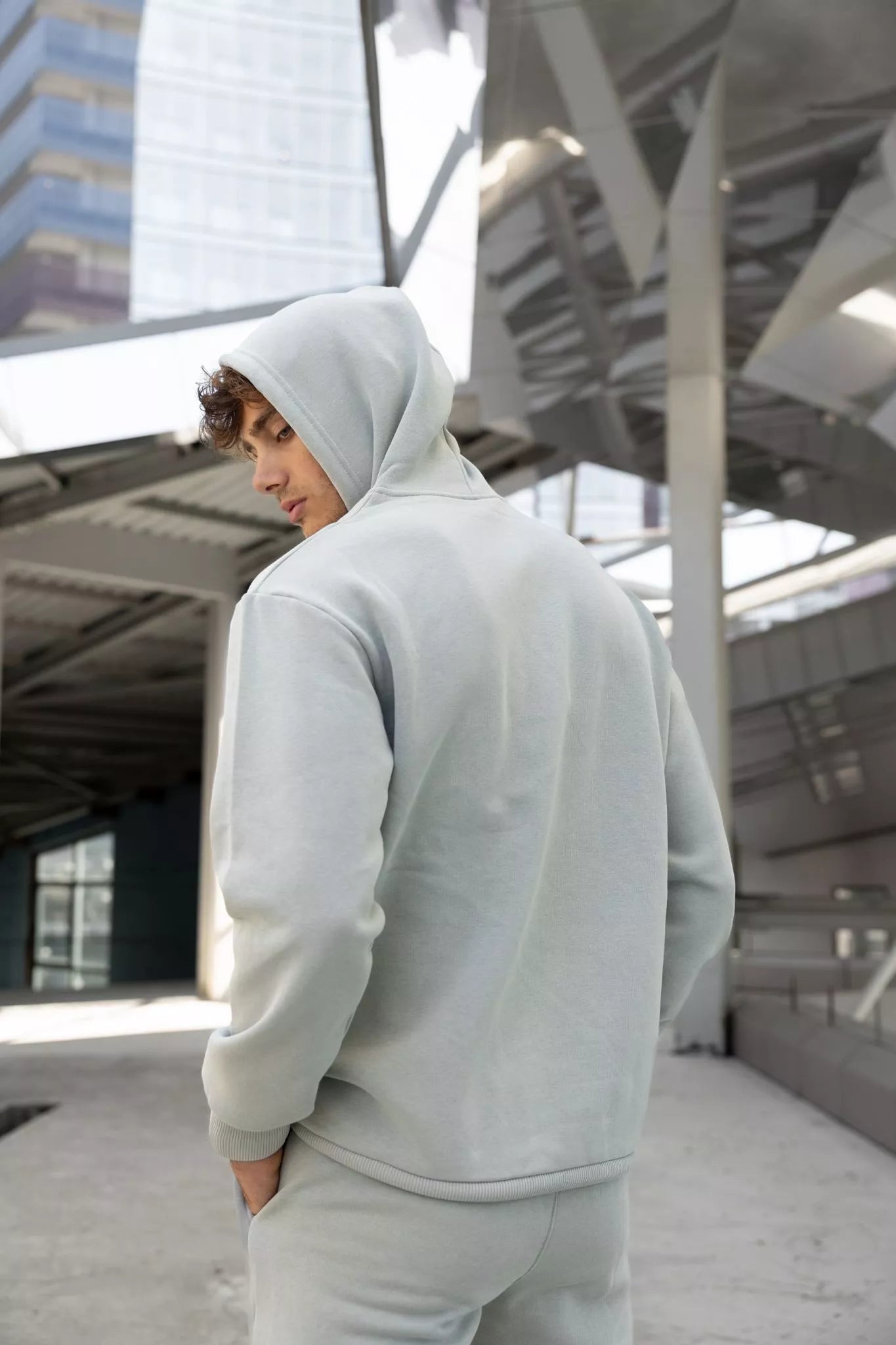 Gaiši pelēks vīriešu kapuces komplekts Agero