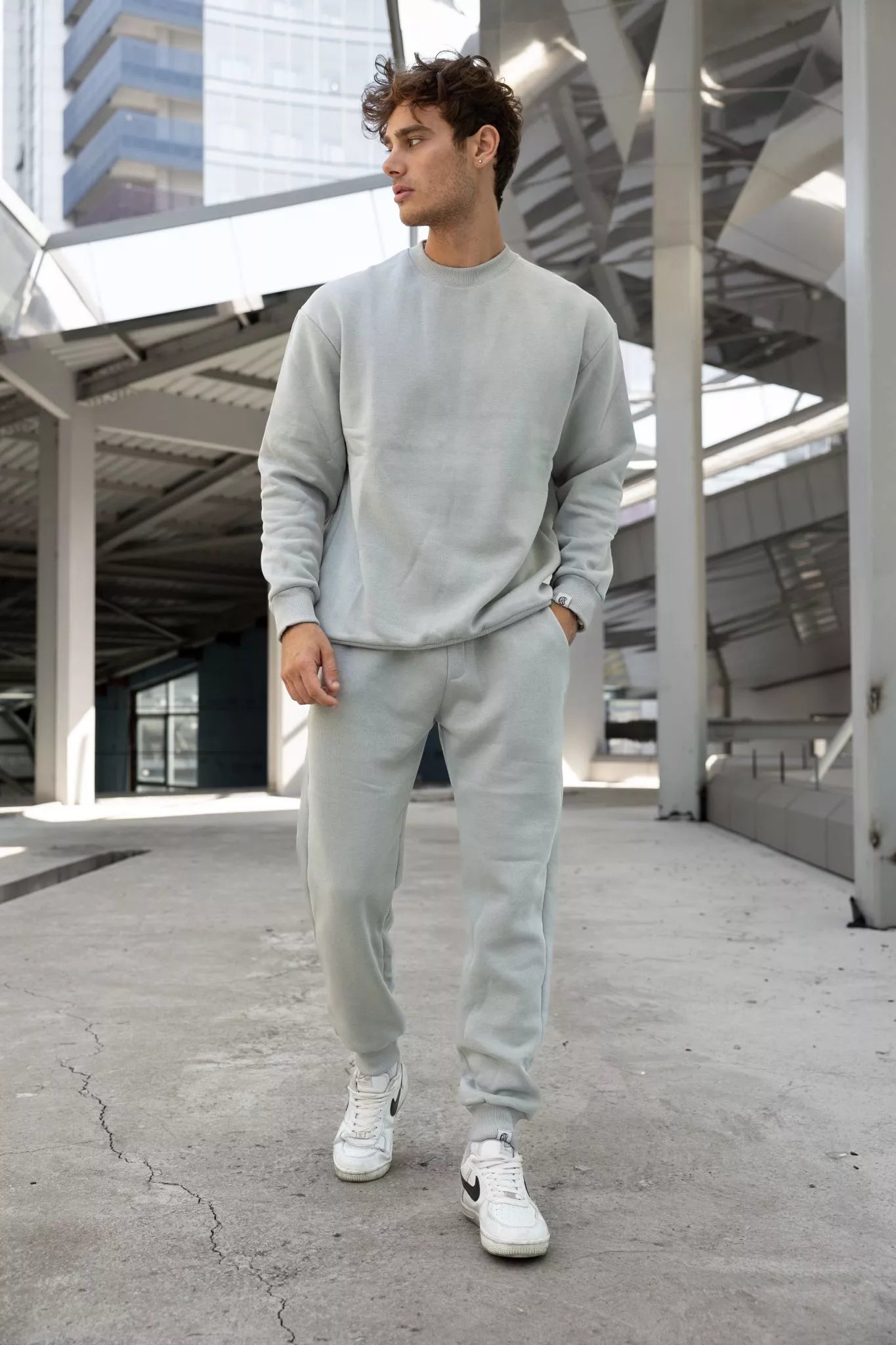 Gaiši pelēks vīriešu uzvalks Lipo