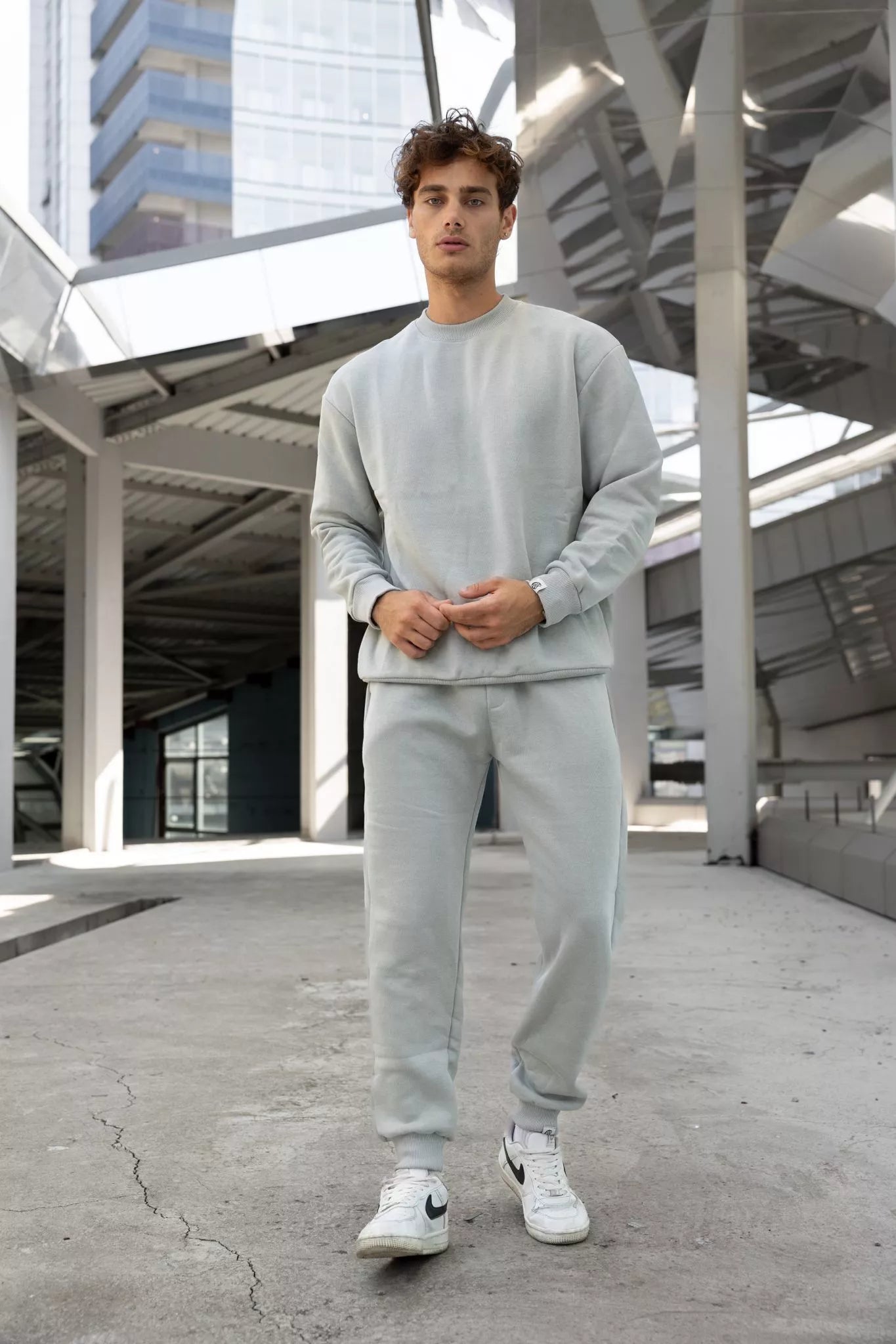 Gaiši pelēks vīriešu uzvalks Lipo