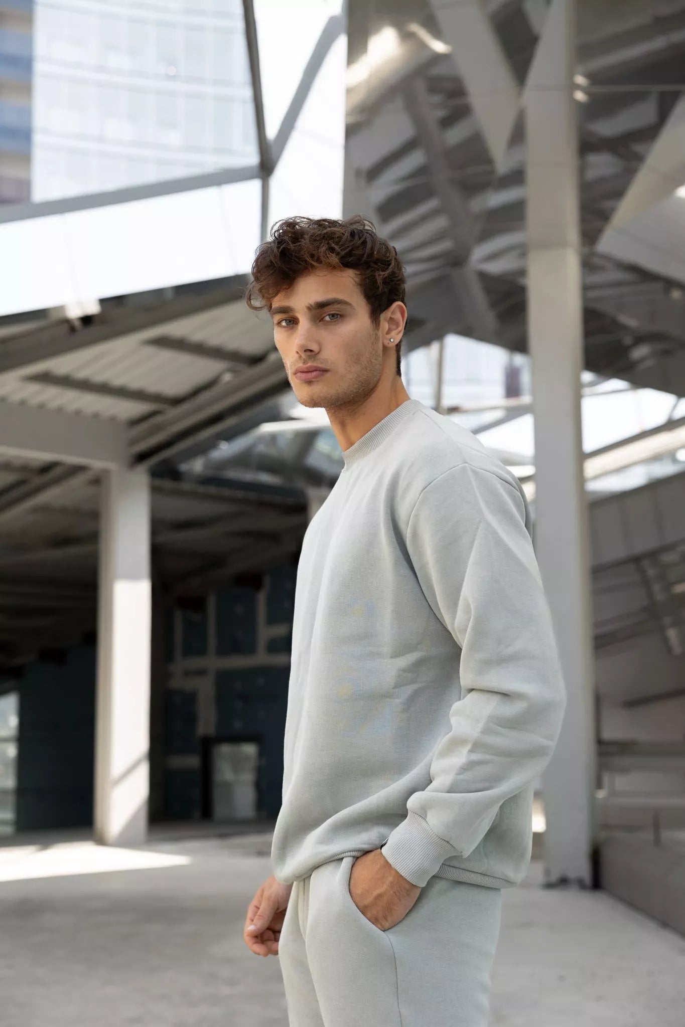 Gaiši pelēks vīriešu uzvalks Lipo