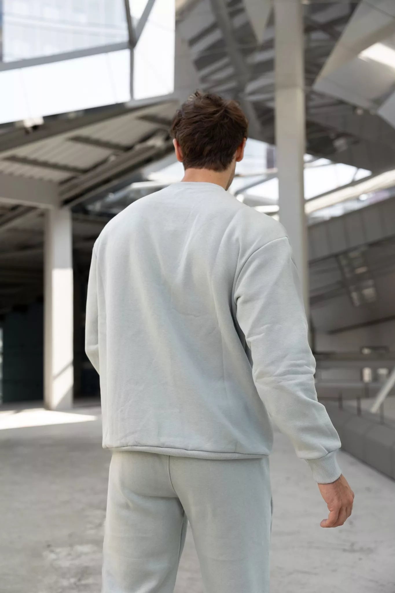 Gaiši pelēks vīriešu uzvalks Lipo