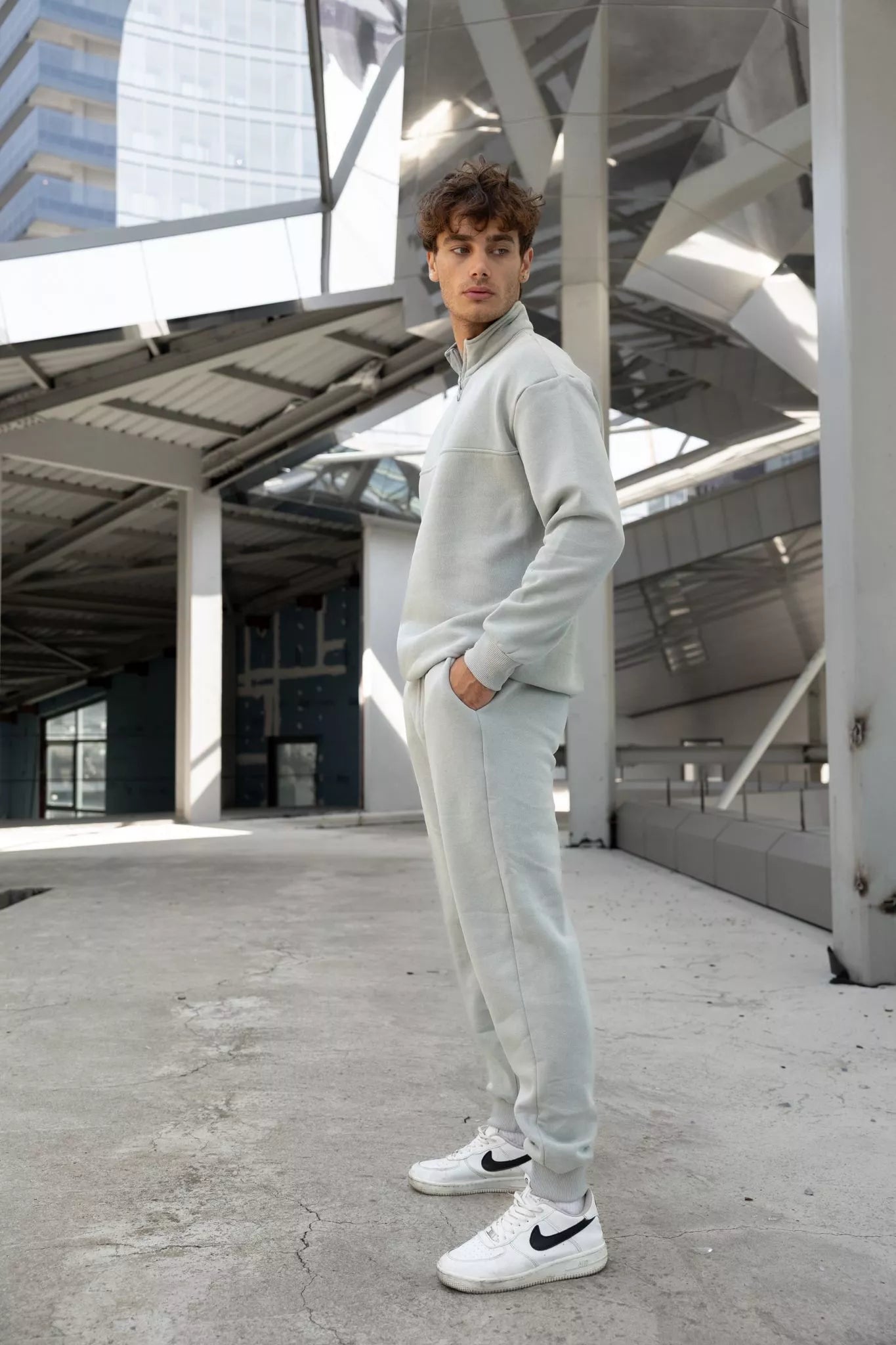 Gaiši pelēks vīriešu uzvalks Lipo