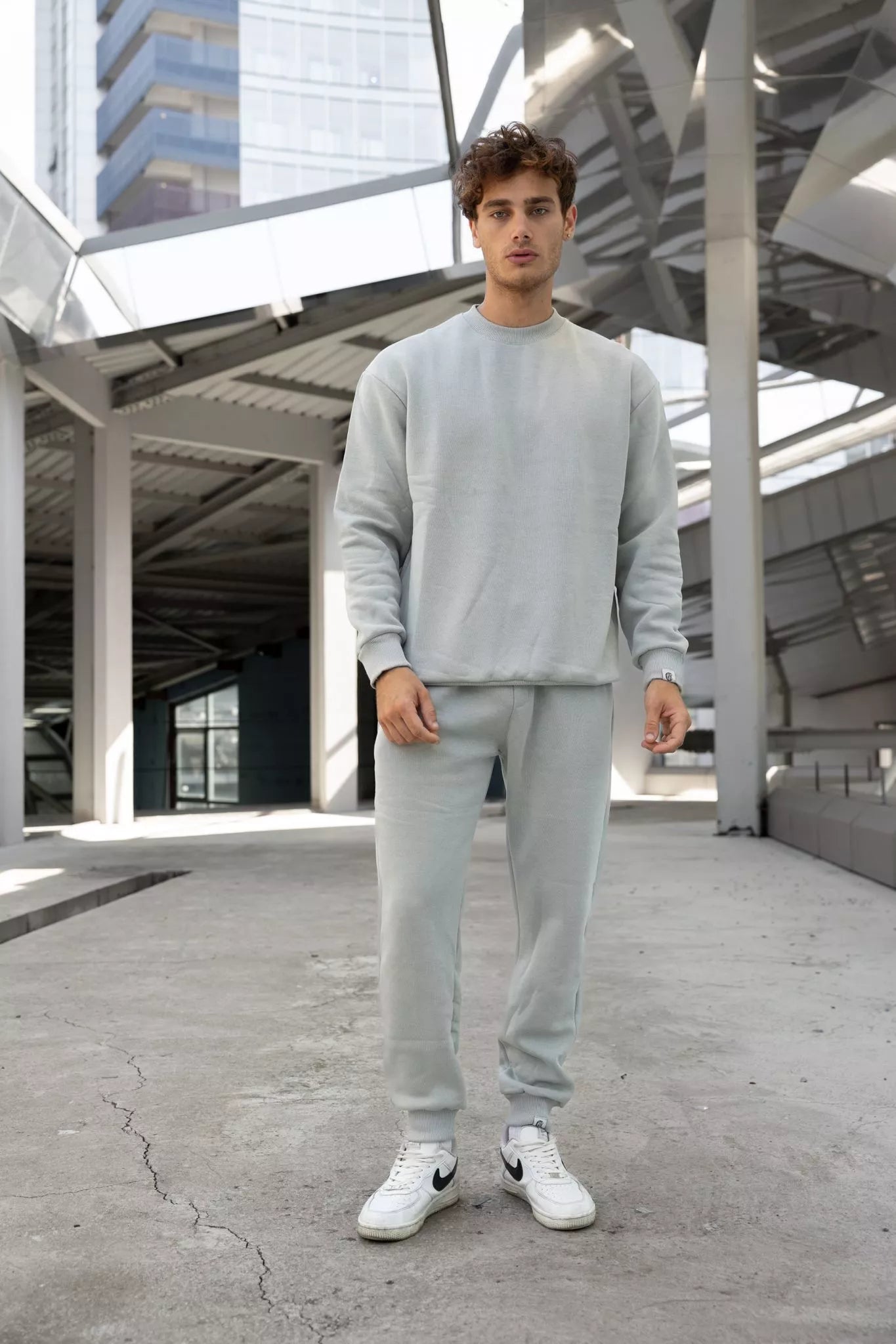 Gaiši pelēks vīriešu uzvalks Lipo