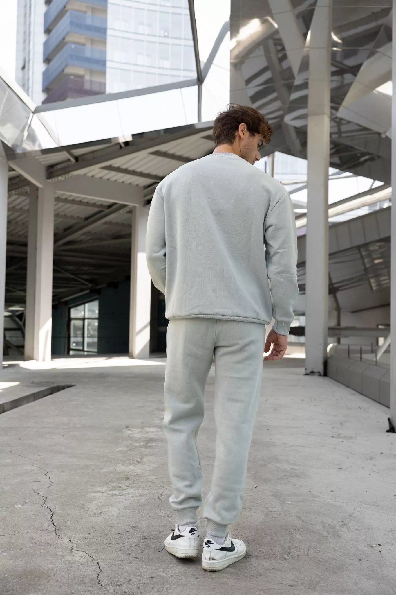 Gaiši pelēks vīriešu uzvalks Lipo