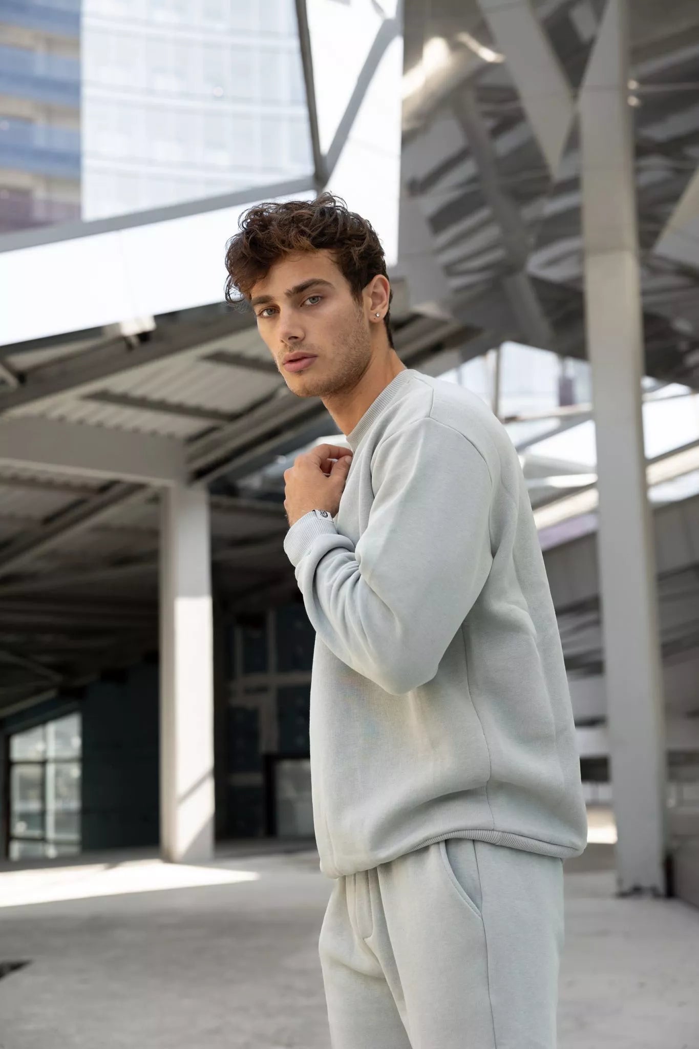 Gaiši pelēks vīriešu uzvalks Lipo