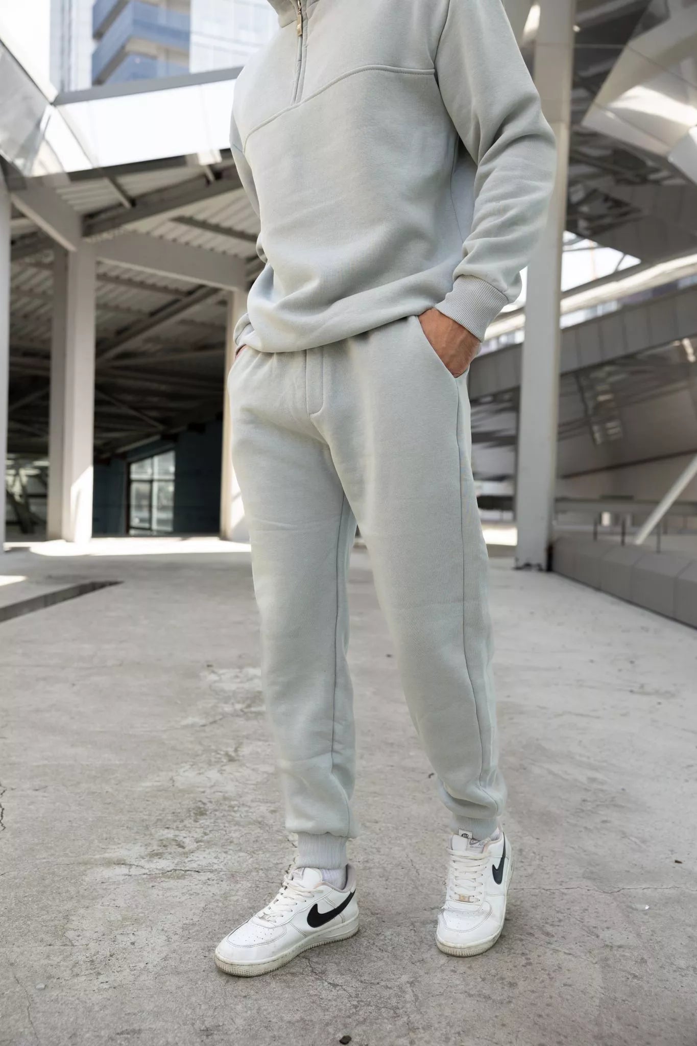 Gaiši pelēks vīriešu uzvalks Lipo