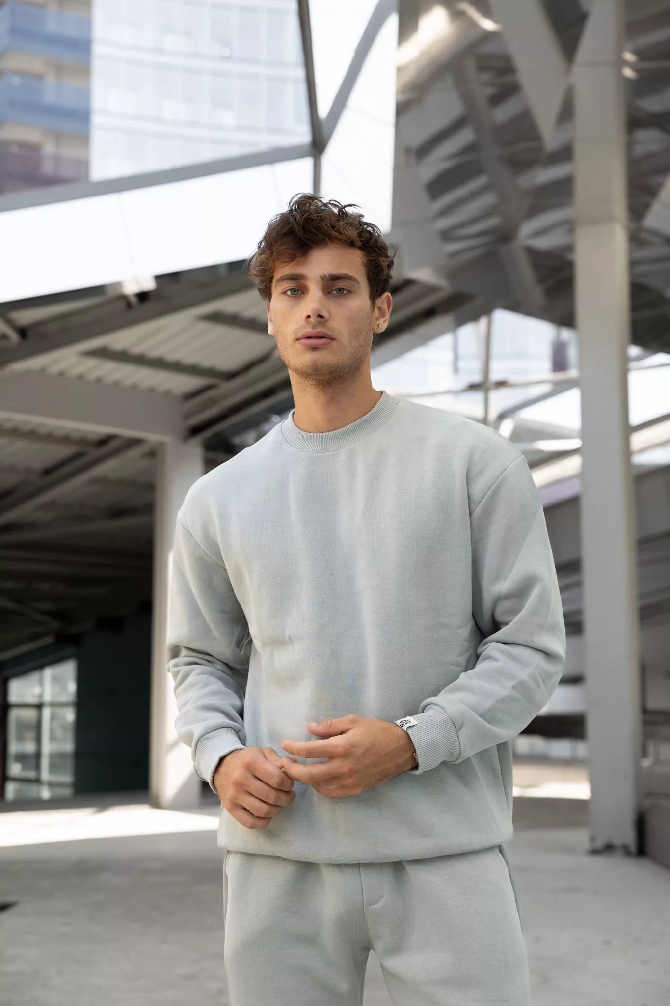 Gaiši pelēks vīriešu uzvalks Lipo