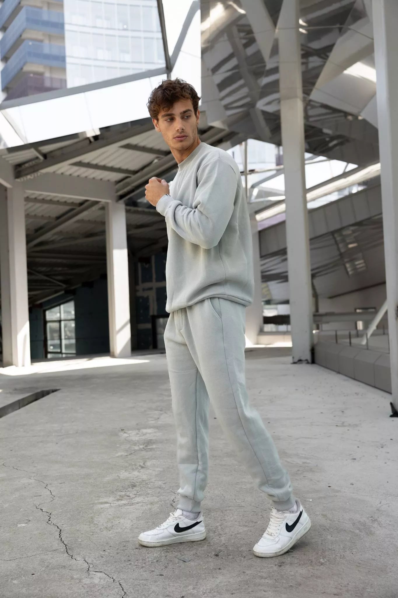 Gaiši pelēks vīriešu uzvalks Lipo