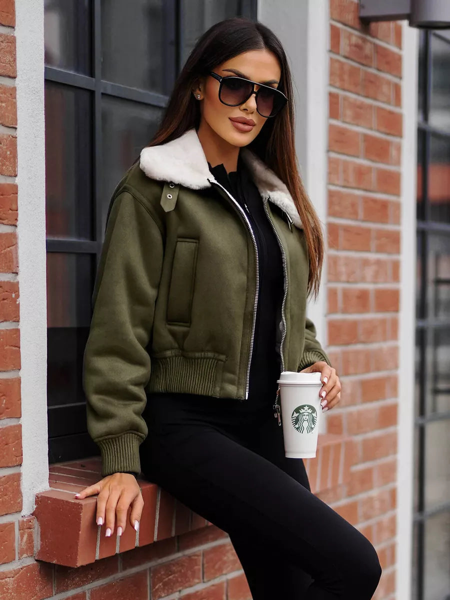 Khaki krāsas jaka ar baltu kažokādu