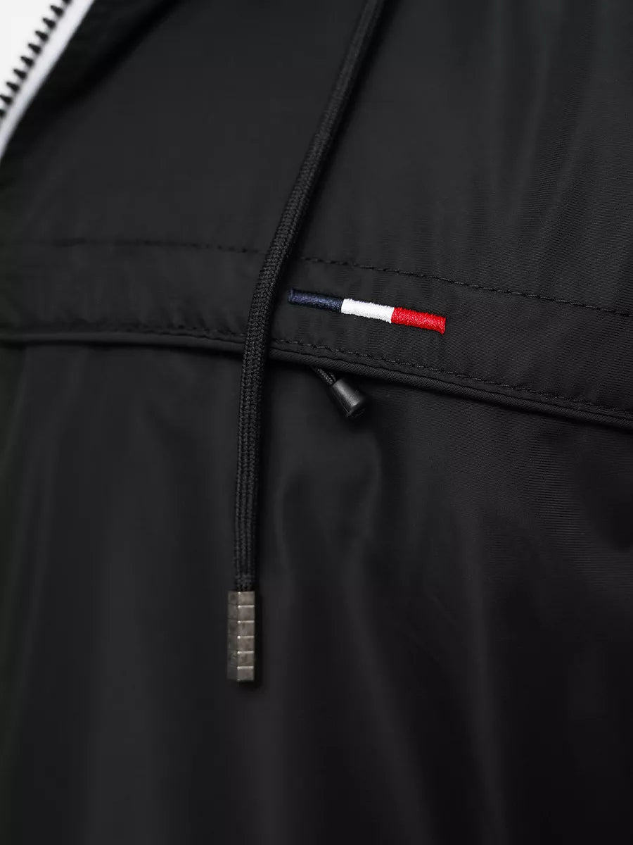 Melna jaka ar kapuci Kemir