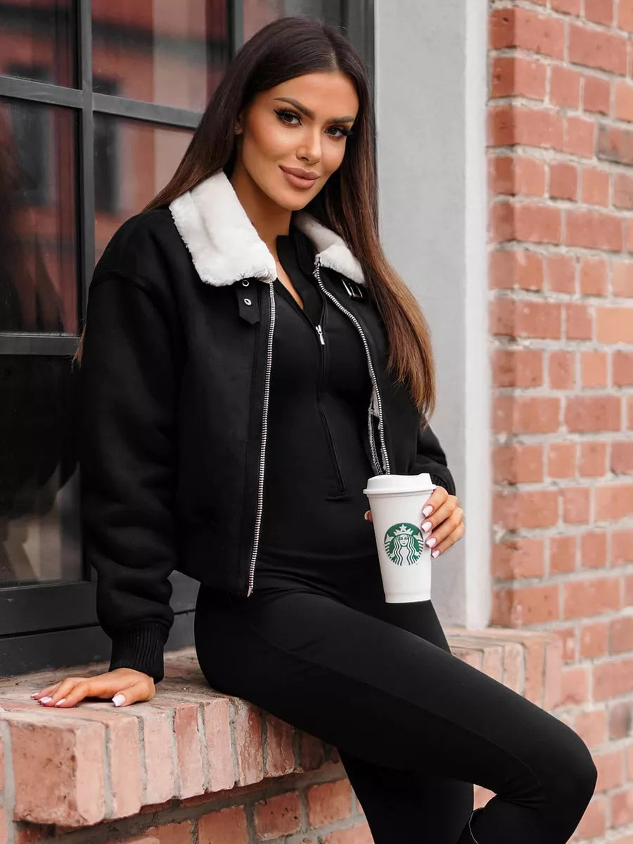 Melna jaka ar baltu apkakli Rediģēt